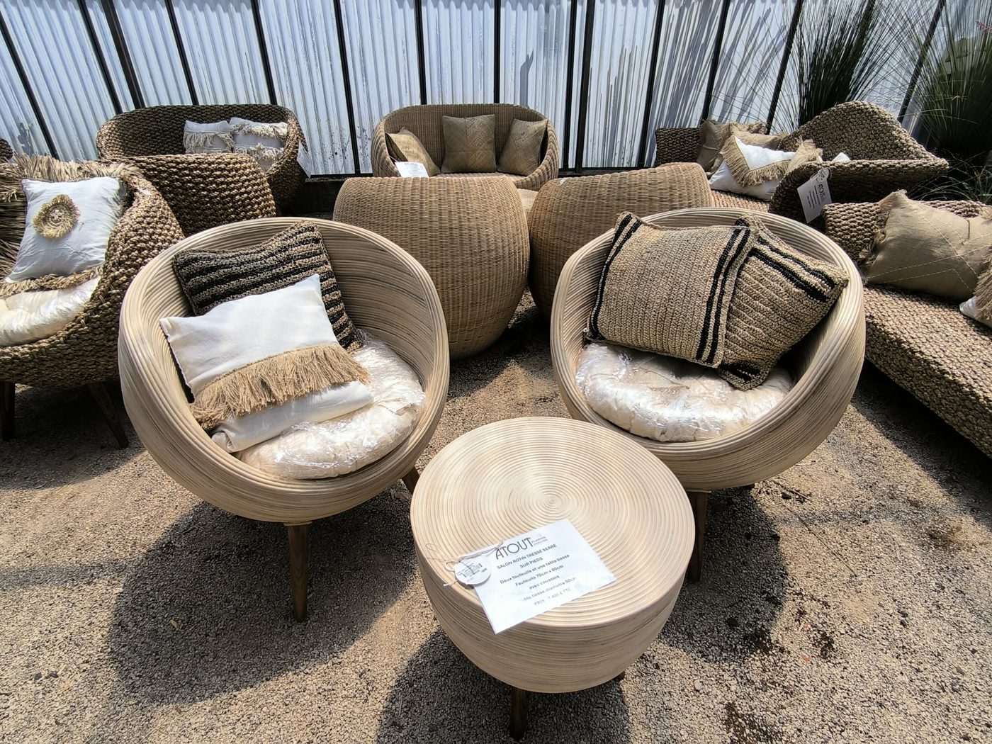 Salon en rotin tressé serré avec table basse, exposé chez Atout Jardins