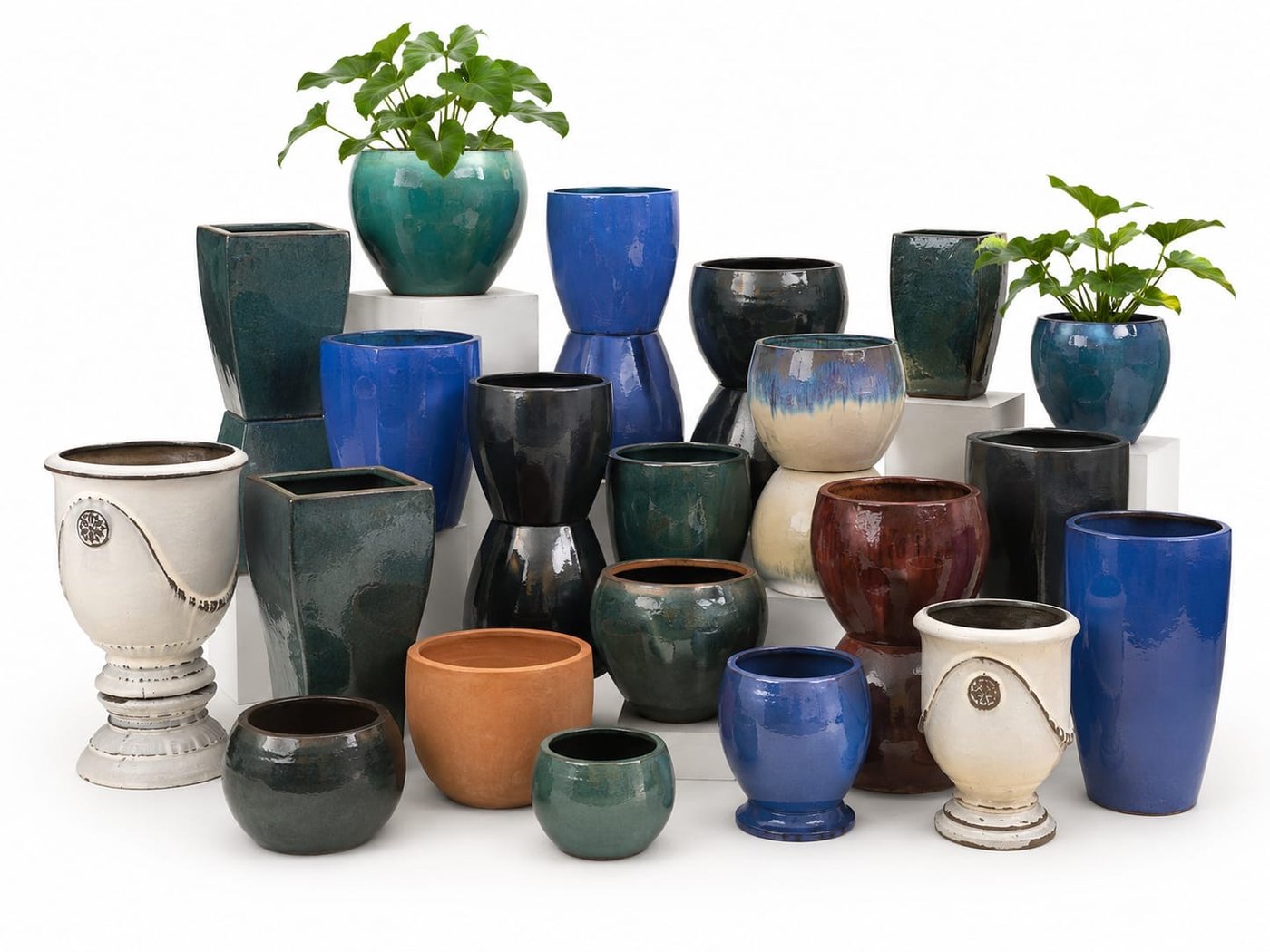 Ensemble de poteries émaillées bleues, vertes et crème de différentes tailles